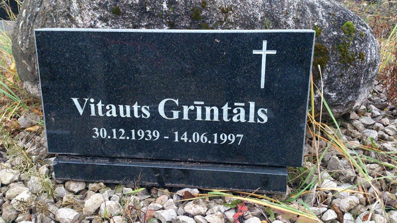 Mazcenas granītu kapu pieminekļis