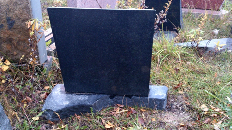 Mazcenas kapu granīta pieminekļis 