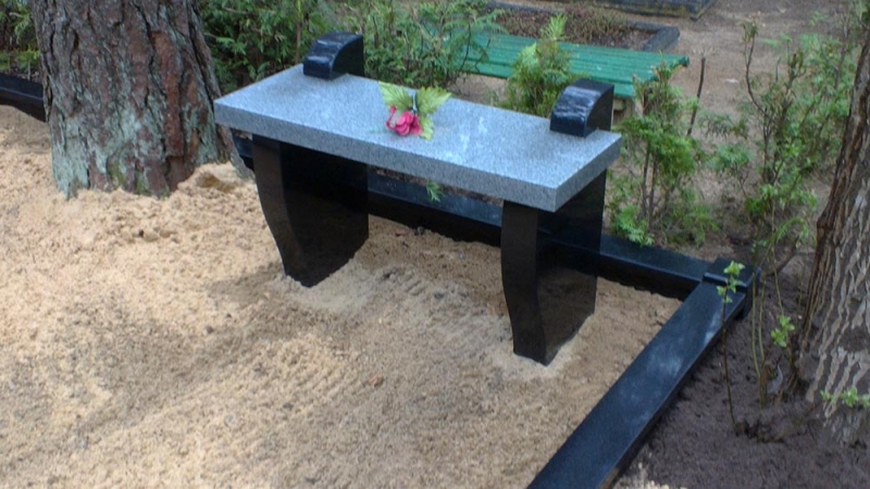 Ekskluzīvs granīta kapu soliņs