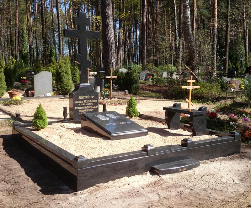 Семейное оформление захоронения с православным крестом