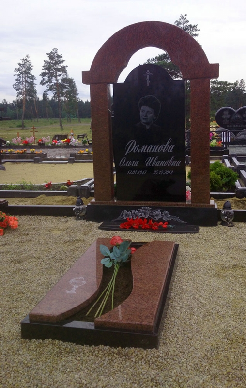 Pusslēgta kapu rāmītis no sarkanā un melnā Zviedrijas granīta