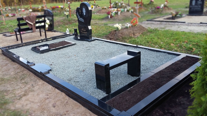 Ģimenes kapavietas labiekārtošana no melnā Ukrainas granīta