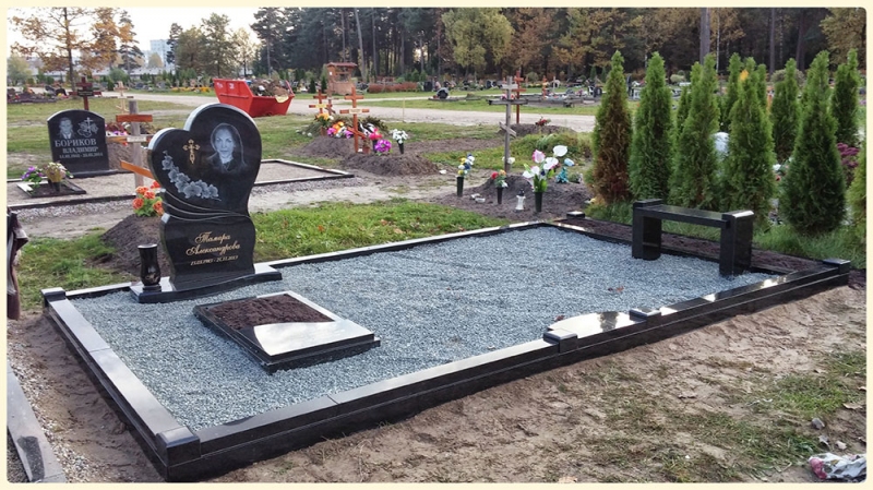 Memorialais pieminekļu ansamblis ar sirds veida pieminekli